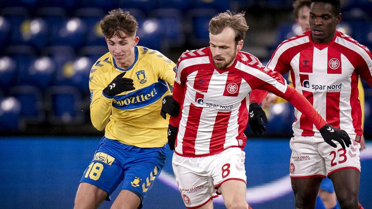 Iver Fossum og AaB skal søndag forbi Brøndby Stadion og møde de kriseramte forsvarende Danmarksmestere. Her ses Iver Fossum i nærkamp med den tidligere Brøndby-profil Jesper Lindstrøm i seneste møde i februar.