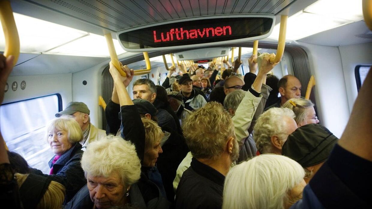 Et tætpakket metrotog kører den første tur fra Kongens Nytorv til den nye metrostation i Københavns Lufthavn. Det er de situtioner, som sporarbejdet skal skabe færre af. 