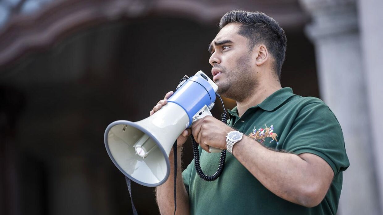 Sikandar Siddique under demonstration&nbsp; på Christiansborg Slotsplads 23. juli 2021 mod ny EU-dom om tørklædeforbud.