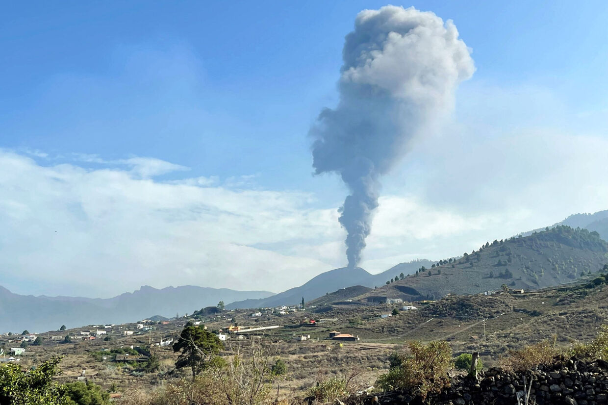Cumbre Vieja-vulkanen blev kortvarigt mindre aktiv. Men senere mandag steg der igen røg op fra den. Desiree Martin/Ritzau Scanpix