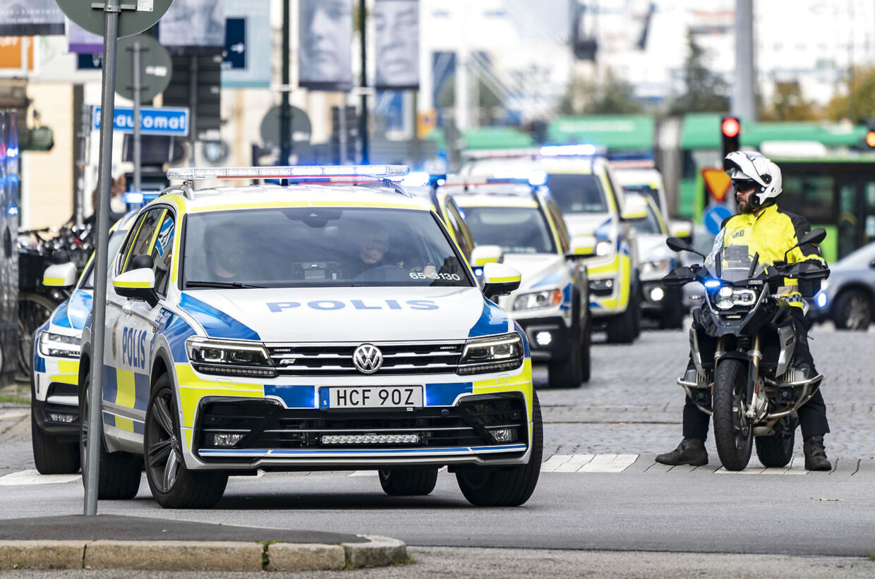 Politibetjente i hele Sverige holdt mandag kl. 12 et minuts stilhed. Her på Stortorget i Malmö.
