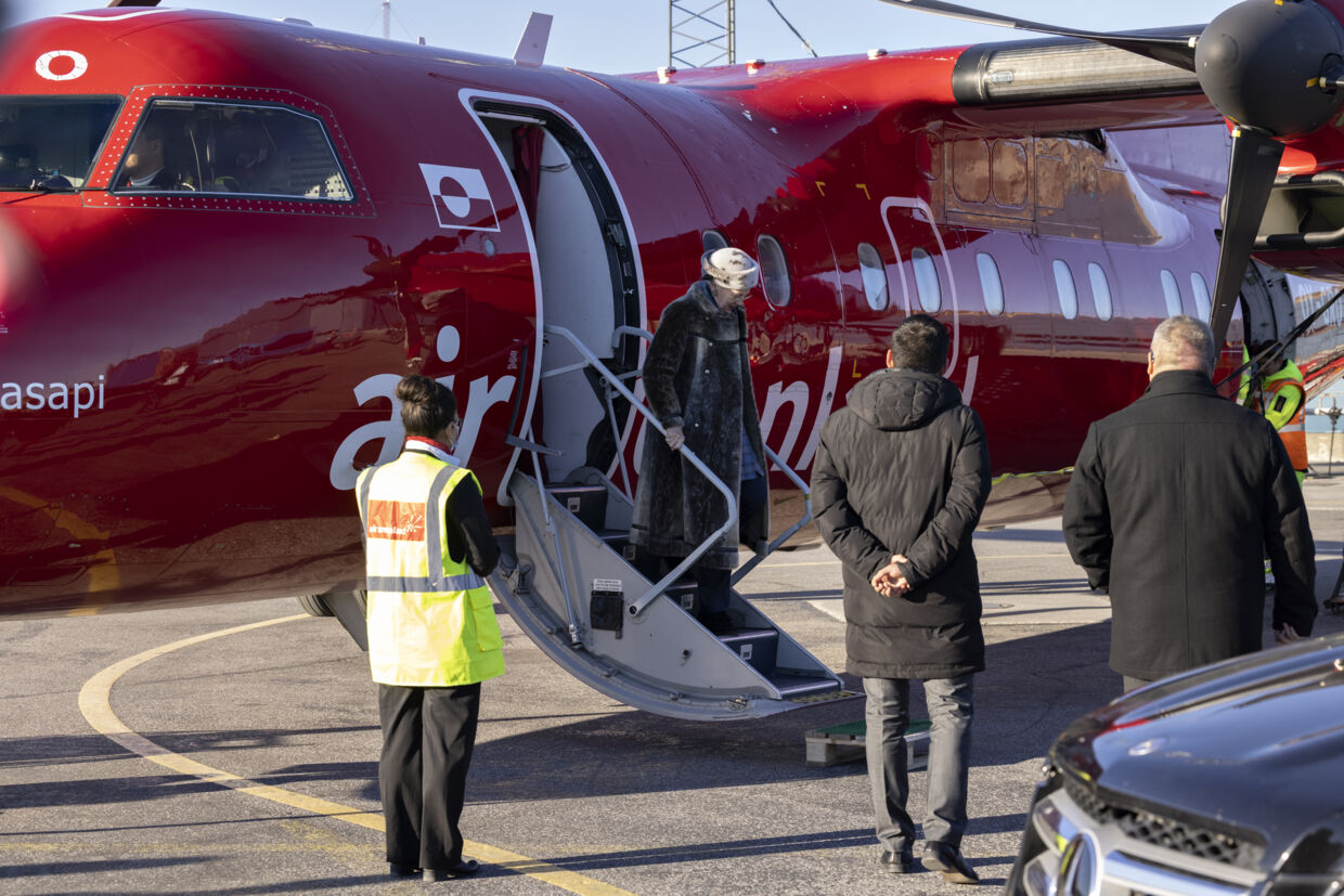 Denmark's Queen Margrethe arrives in Ilulissat, on the East Coast of Greenland, and is welcomed by the chairman of the Naalakkersuisut Muté B. Egede and mayor of Avannaata Palle Jerimiassen, Friday Oct. 8, 2021. The Queen is on a four days visit to Greenland, of which two of the days are a private visit.. (Foto: Christian Klindt Sølbeck/Ritzau Scanpix)