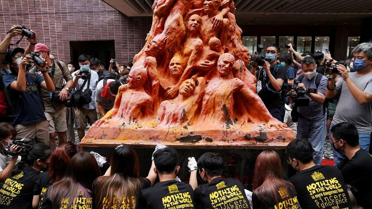 Jens Galschiøts skulptur 'Skamstøtten', som på engelsk hedder 'Pillar of Shame' er blevet beordret fjernet fra University of Hong Kong.