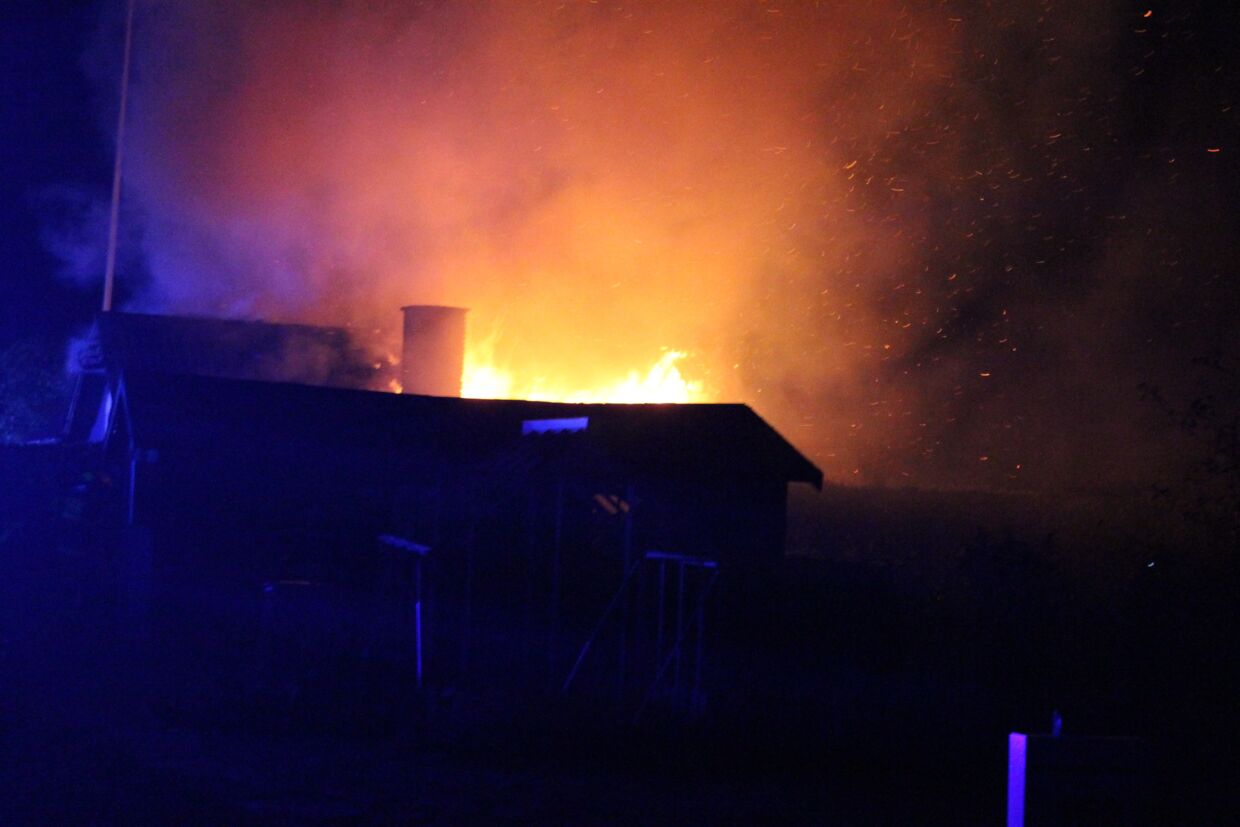 Brandvæsnet måtte acceptere, at huset brændte ned til grunden, fordi ilden havde for godt fat.