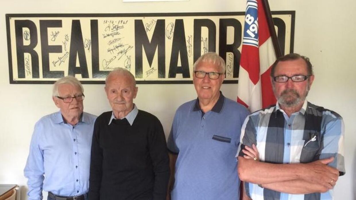 De fire B1913-ikoner Kurt Grønning, Eigil Misser, Bent Løfqvist og Jørgen Rasmussen foran den originale måltavle med alle Real Madrid-spillernes autografer. Eigil Misser gik bort i maj. Han blev 87 år. Billedet blev taget for fem år siden.