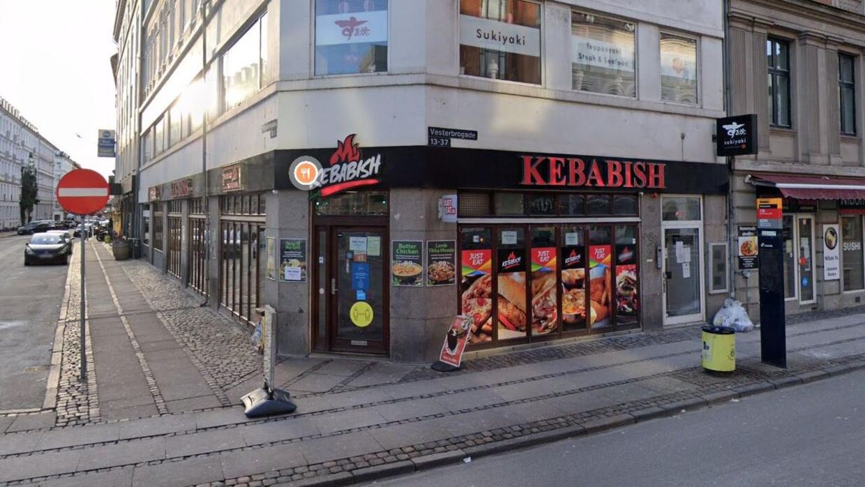 Kebabish på Vesterbrogade har fået stribevis af bøder og indskærpelser for mangelfuld rengøring og sjusk med fødevarehåndteringen. På det seneste kontrolbesøg, som fandt sted 2. februar, blev der også givet en sur smiley. Foto: Google Street View