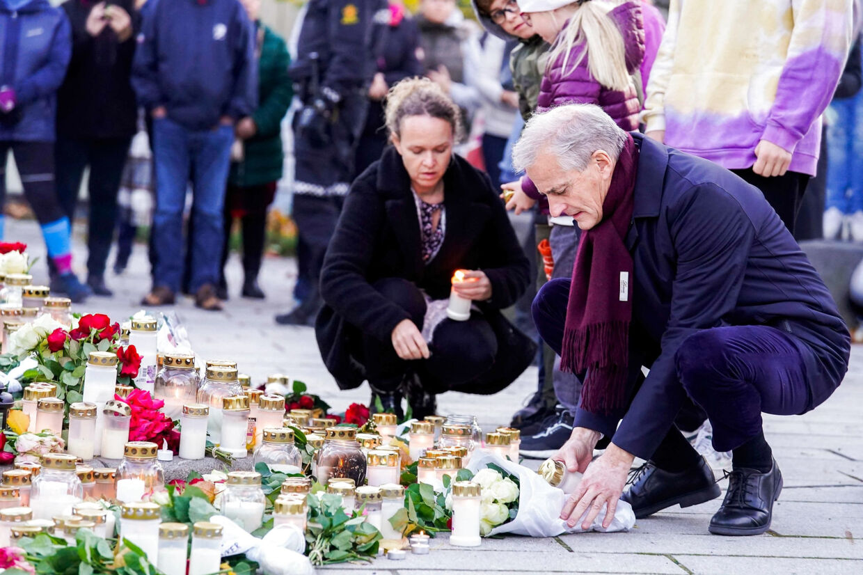 Den norske statsminister, Jonas Gahr Støre, besøgte fredag byen Kongsberg, hvor fem personer blev dræbt onsdag. Efterforskningen har indtil videre styrket mistanken om, at det var psykiatriske problemer, der lå bag den 37-årige gerningsmandens handlinger, mener politiet. Terje Bendiksby/Ritzau Scanpix