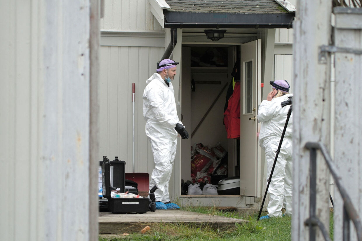 Politiets teknikere undersøger den lejlighed, hvor den 37-årige, som er sigtet for drab på fem mennesker i Kongsberg i Norge, boede. Terje Pedersen/Ritzau Scanpix