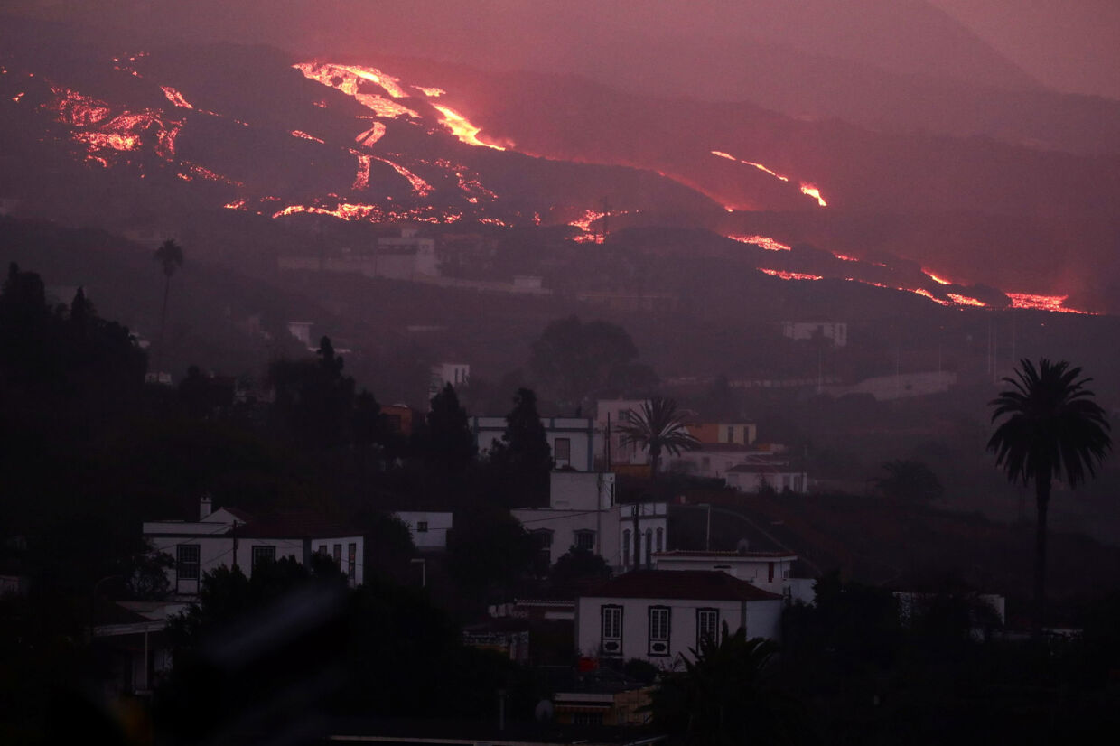 Brændende lava flyder stadig ned fra vulkanen Cumbre Vieja på den spanske ferieø La Palma. Billedet er taget lørdag i byen Tajuya. Sergio Perez/Reuters