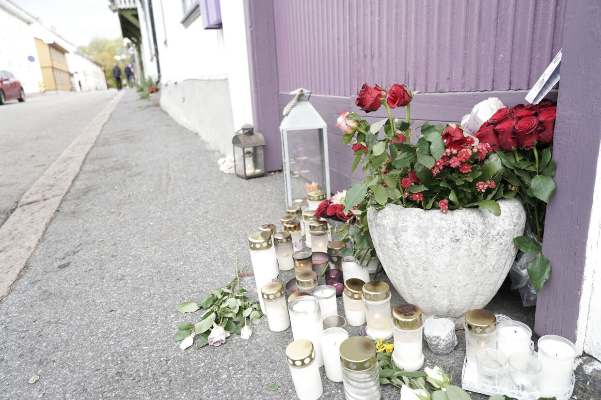 Der afholdes søndag mindegudstjeneste til minde om de fem personer, der blev dræbt i den norske by Kongsberg onsdag. Flere steder i byen er der lagt blomster allerede. Terje Pedersen/Ritzau Scanpix