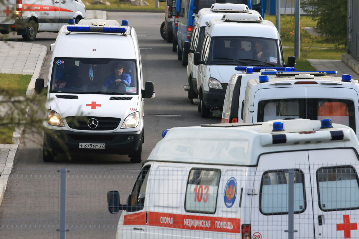 Ambulancer uden for et hospital for covid-19 patienter i Moskva. Rusland registrerede søndag et rekordhøjt antal coronasmittetilfælde på 34.303 inden for et døgn. Tatyana Makeyeva/Reuters