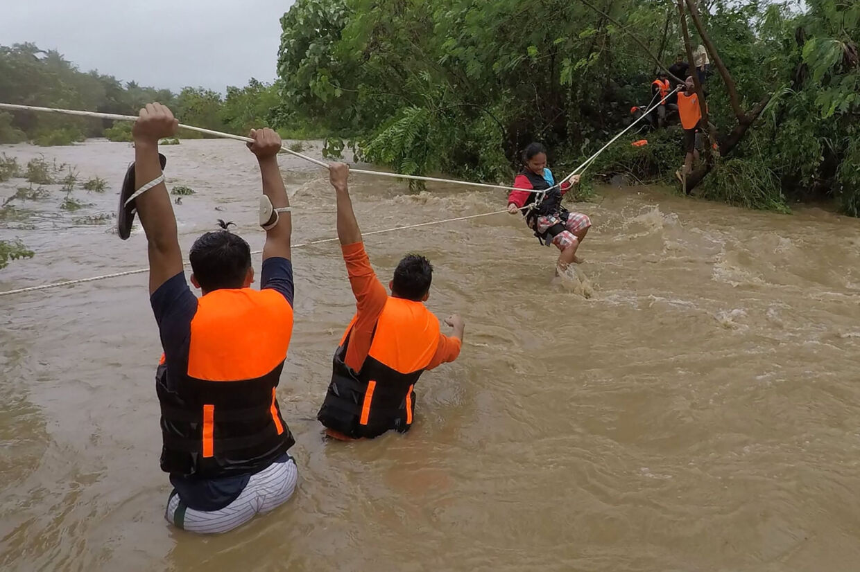 Mindst 40 er omkommet ved jordskred og oversvømmelser i Filippinerne i kølvandet på en kraftig storm. Mindst 18 er meldt savnet, mens 43.000 er blevet tvunget væk fra deres hjem. Handout/Ritzau Scanpix