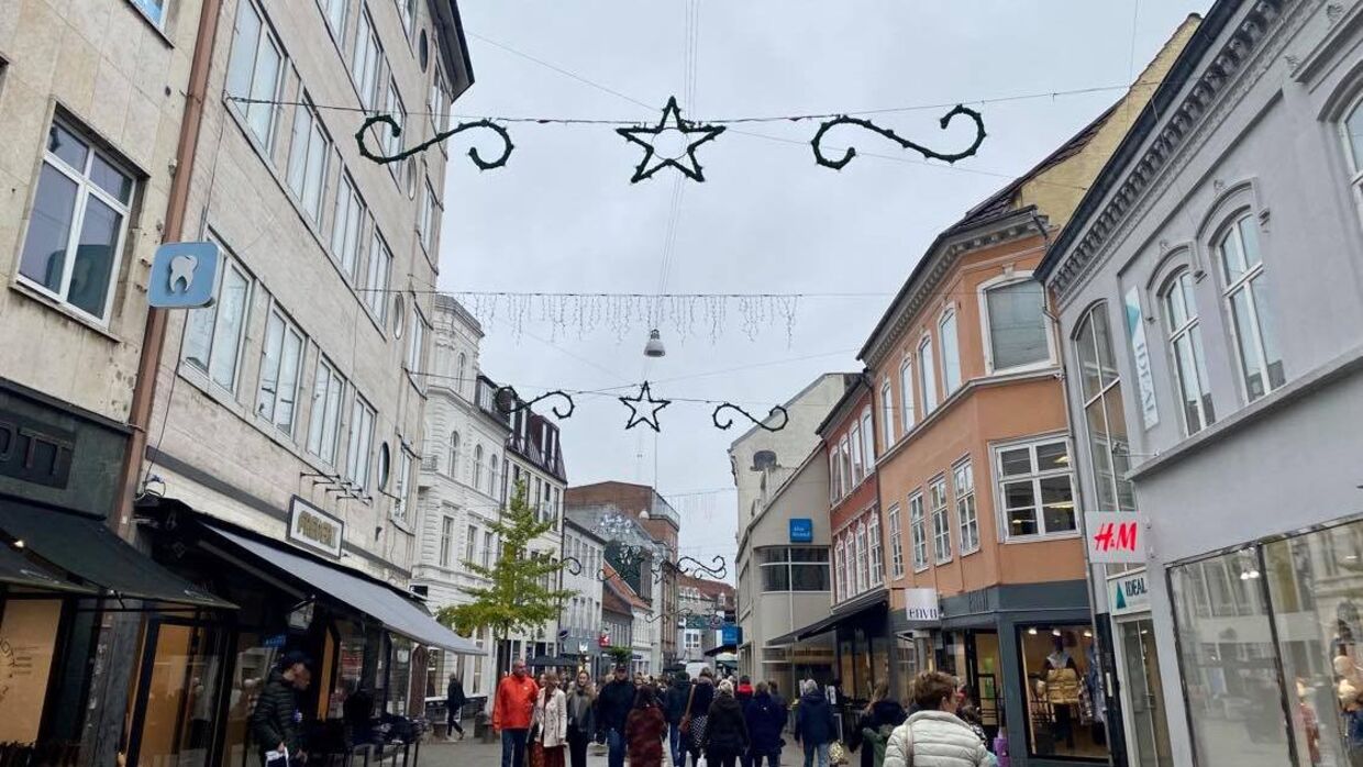 Så kom julelyset op og hænge i Vestergade i Odense centrum. Foto: Jeppe Kanstrup