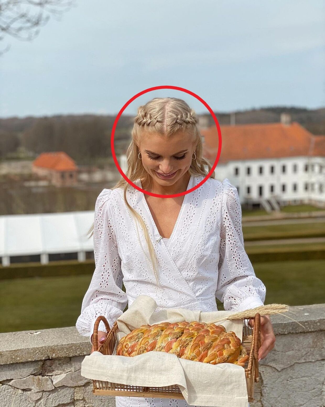 Det er ikke kun gennem tøj, at Tilde Wexøe Munkholm matcher med sit bagværk. Hendes hår er i program tre flettet i samme stil som hendes bagværk. Foto: Tilde Wexøe Munkholm