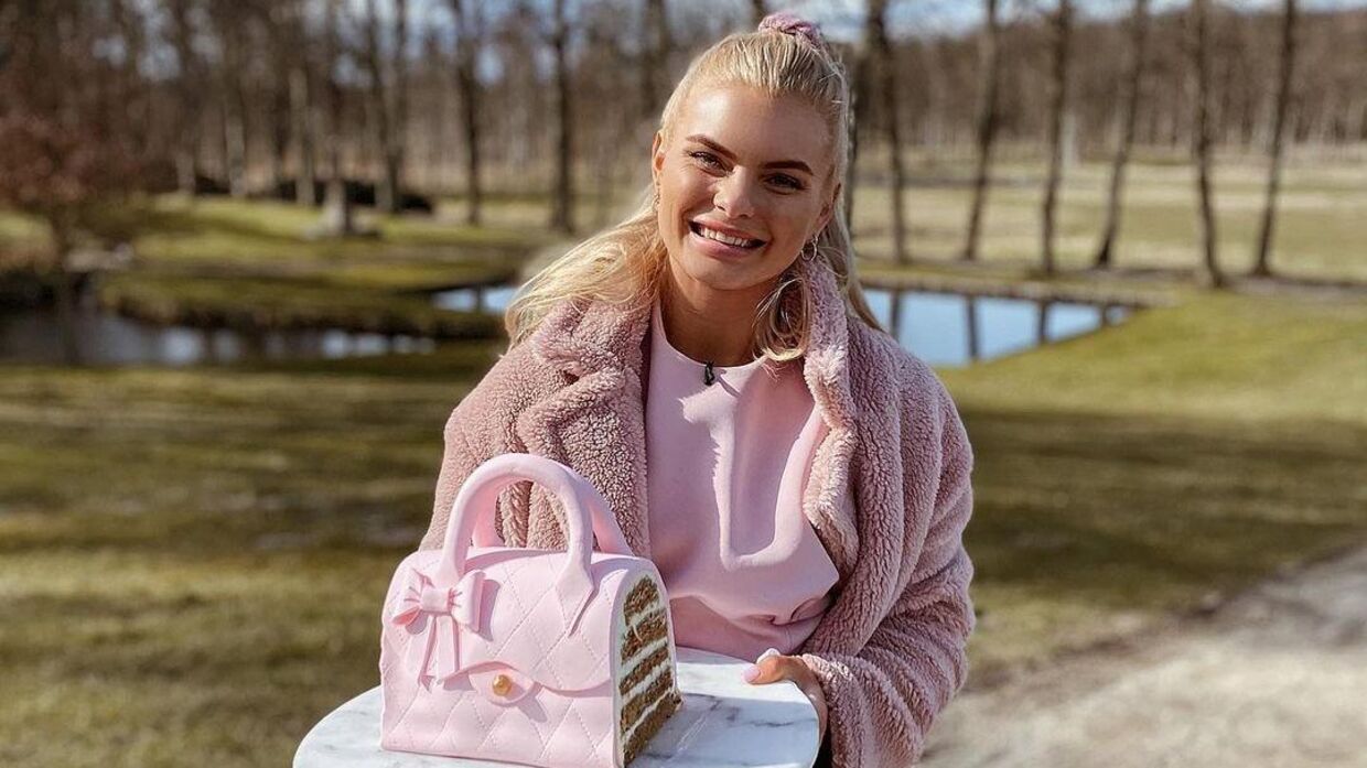 Tilde Wexøe Munkholms første mesterværk var en kage formet som en lyserød håndtaske, der skulle matche hendes kjole. Foto: Tilde Wexøe Munkholm