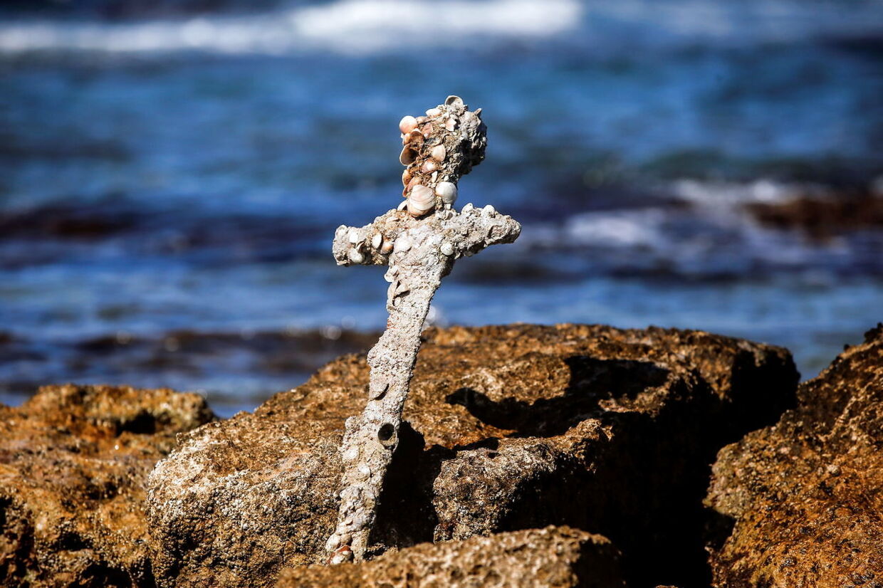 Sværdet, som formentlig har tilhørt en korsfarerridder på vej til det Hellige Land, blev fundet i havet nord for Israel.