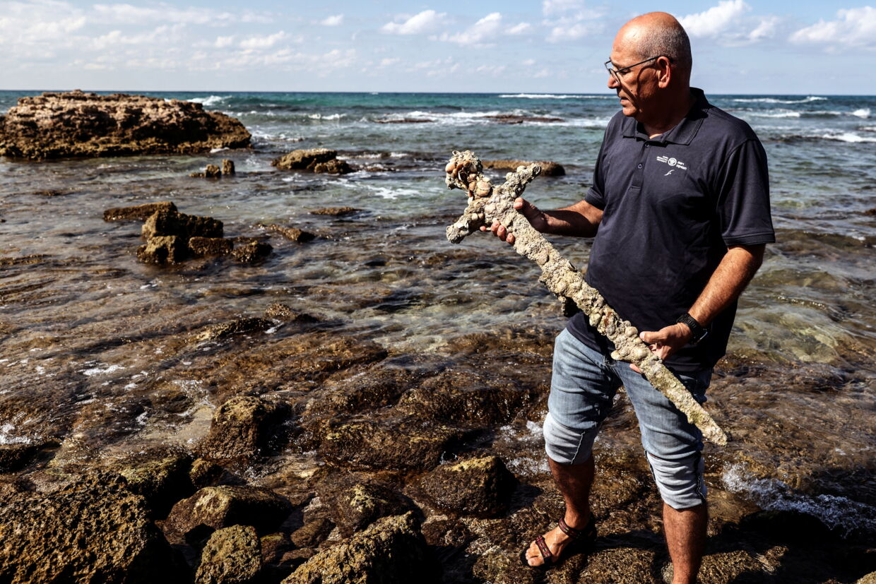 Kobi Sharvit fra IAA holder sværdet, som blev fundet i havet nord for Israel.