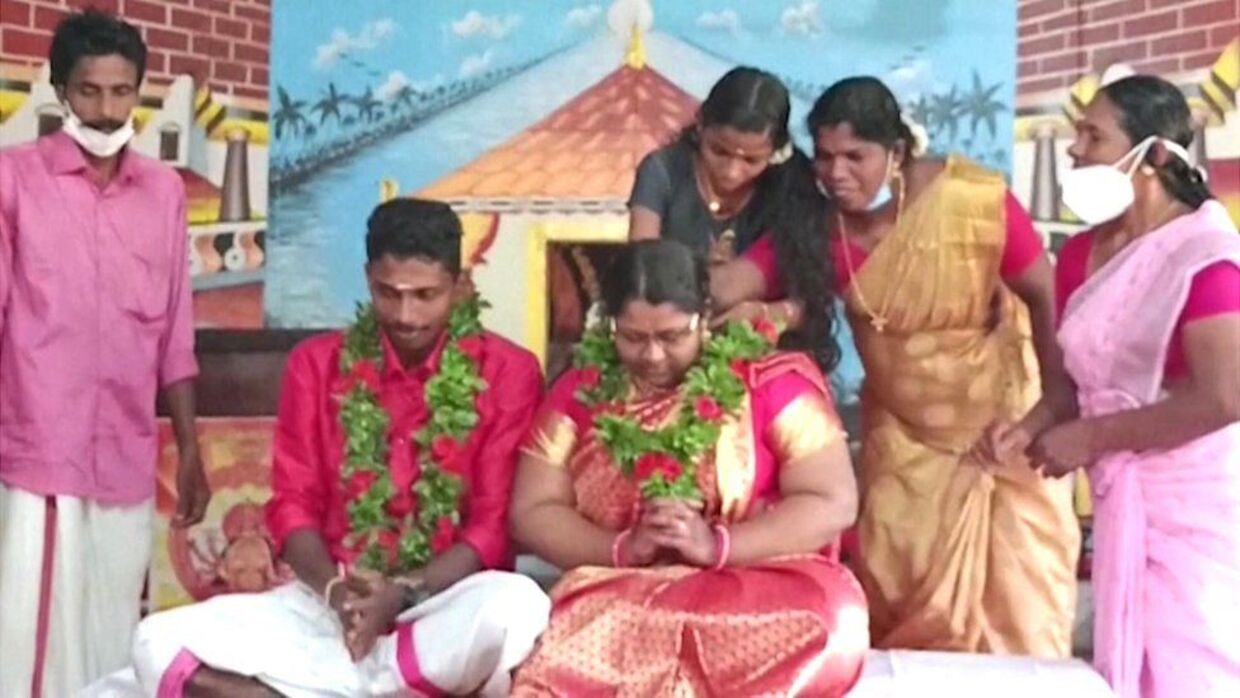 Akash og Aishwarya bliver gift i et tempel.