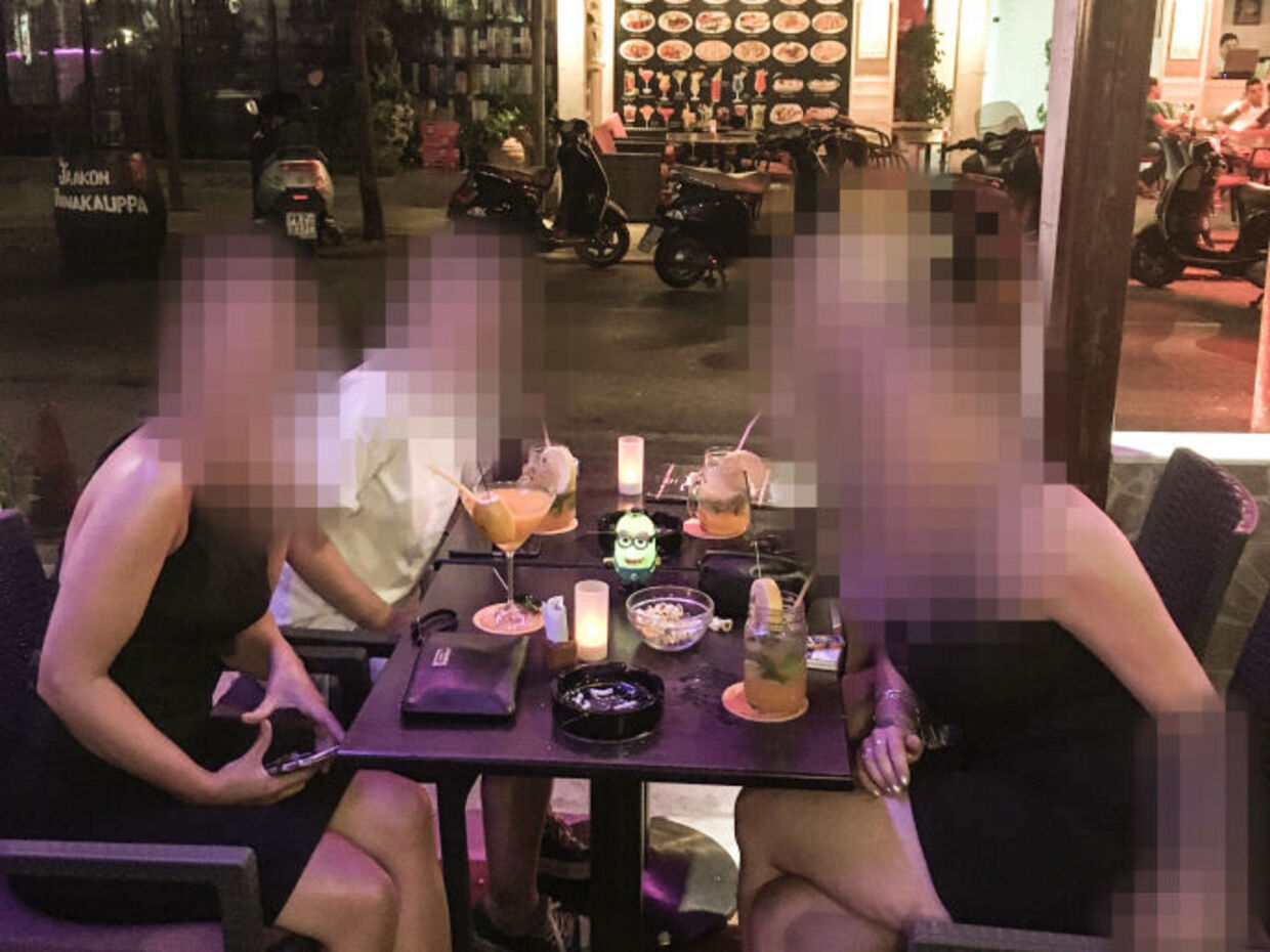 Ida og hendes veninder på en bar på Rhodos.