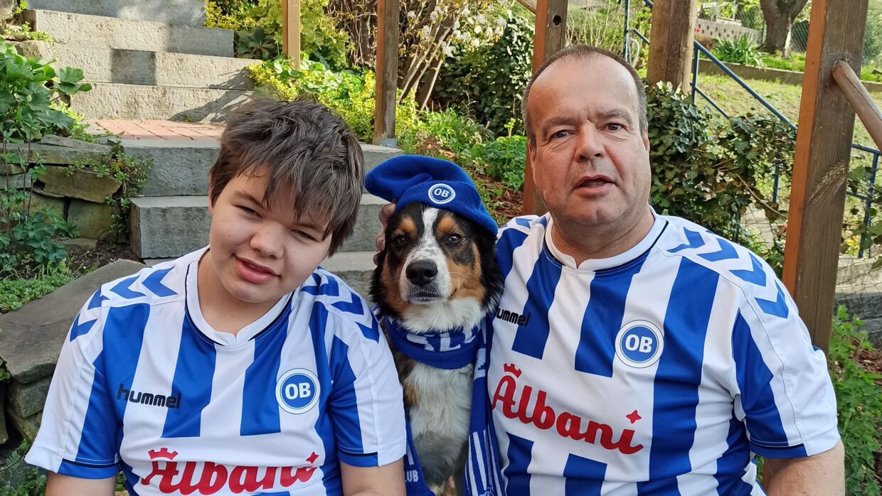 Andreas og sønnen Arne elsker OB, selvom det tager otte timer at køre til kampene. Arne er nu også fan af Dortmund og Erling Haaland, men Andreas bryder sig ikke om tysk fodbold.