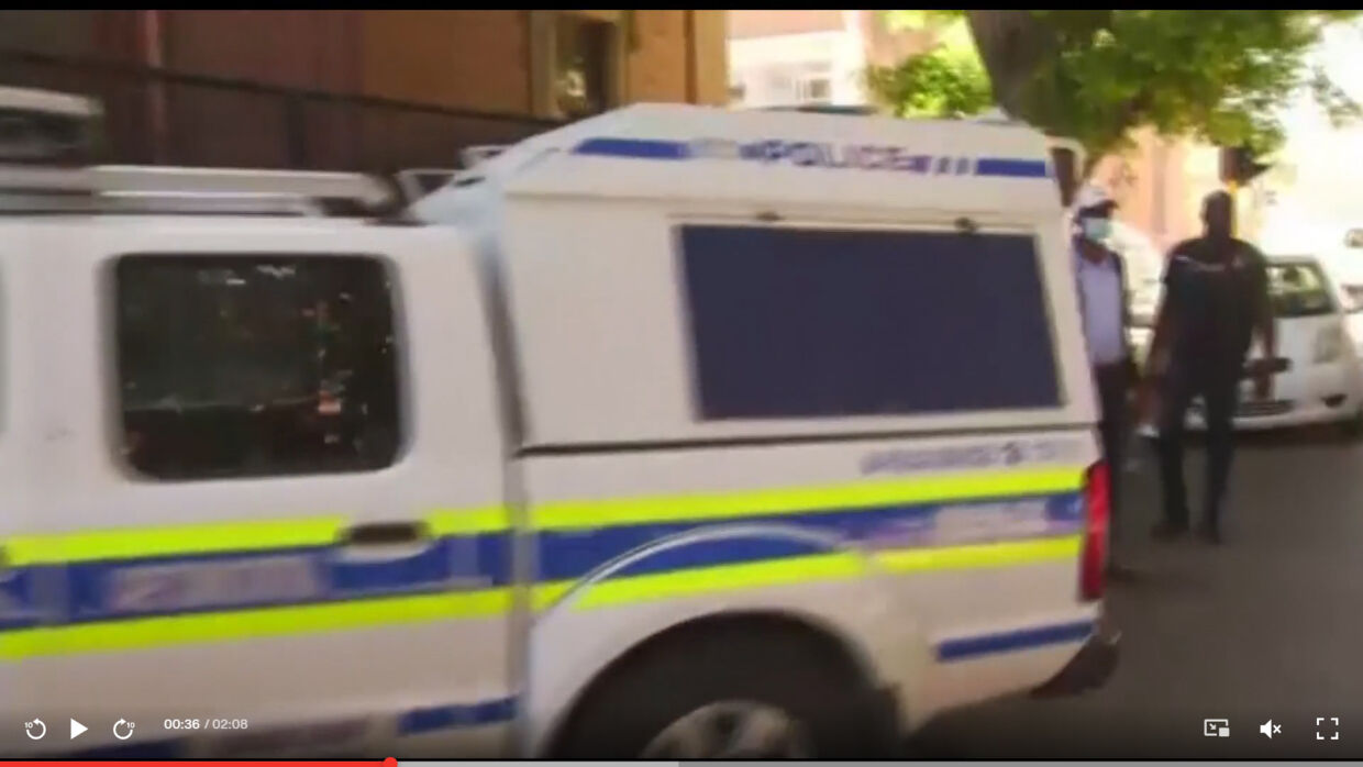 En af de anholdte ankommer til retten i Cape Town i Sydafrika,