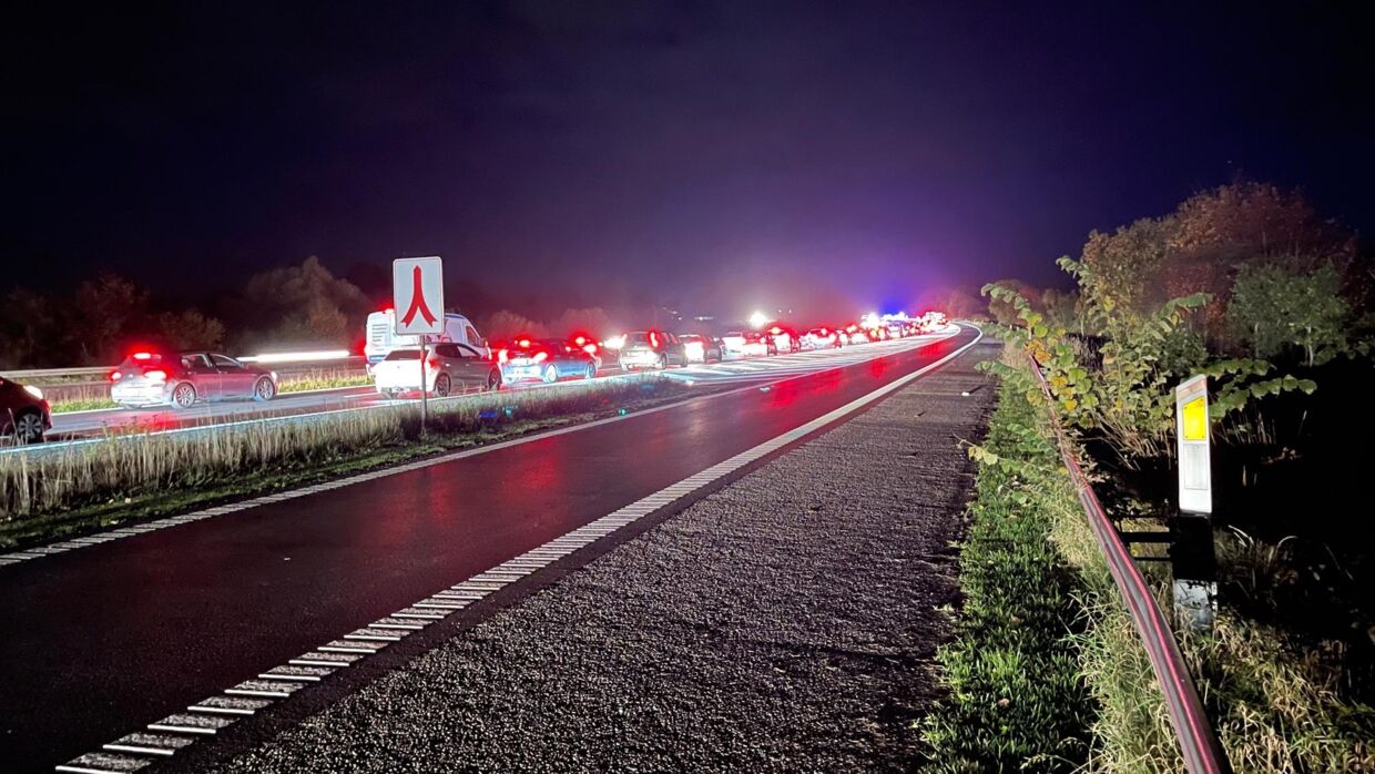 På Sydmotorvejen omkring Haslev er trafikken langsom pga. en ulykke lørdag aften. Foto: Presse-fotos.dk 