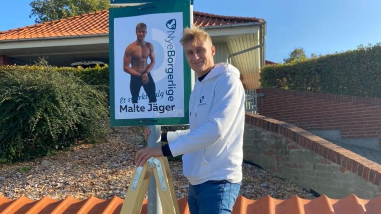 Til kommunalvalget 16. november stiller 19-årige Malte Jäger op for Nye Borgerlige i Kerteminde Kommune. Det har han blandt andet valgt at gøre opmærksom på med en valgplakat, hvor han står i bar overkrop. Privatfoto.