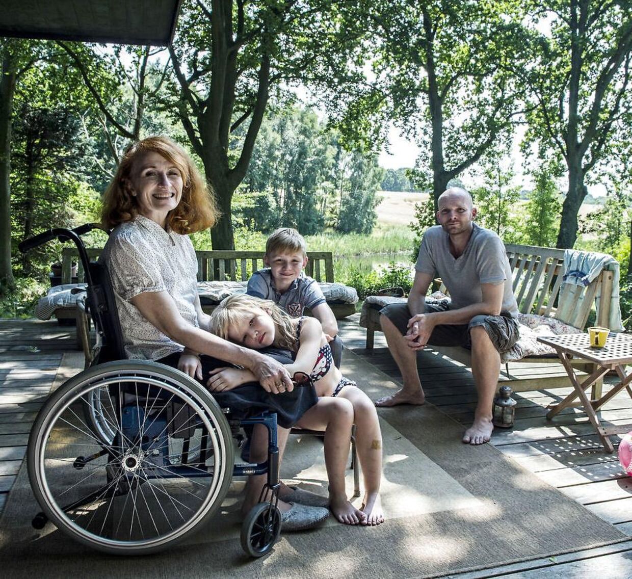 Bodil Jørgensen sammen med sin familie, fotograferet en måned efter ulykken.