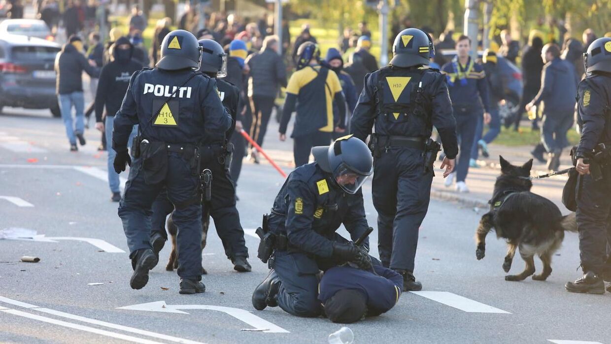 Politi og fodboldfans støder sammen efter Superliga-kampen Brøndby-FCK på Brøndby Stadion søndag 24. oktober 2021.