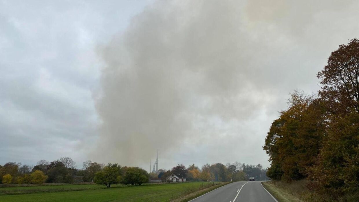Her kan man se, hvordan røgen tidligere på dagen stod over Pindstrup nordøst for Aarhus. Foto: presse-fotos.dk