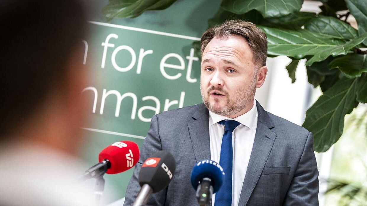 Klimaminister Dan Jørgensen vil investere i grønne klimaløsninger. Nu investerer den danske stat i naturgas i Afrika. En sort energiform.