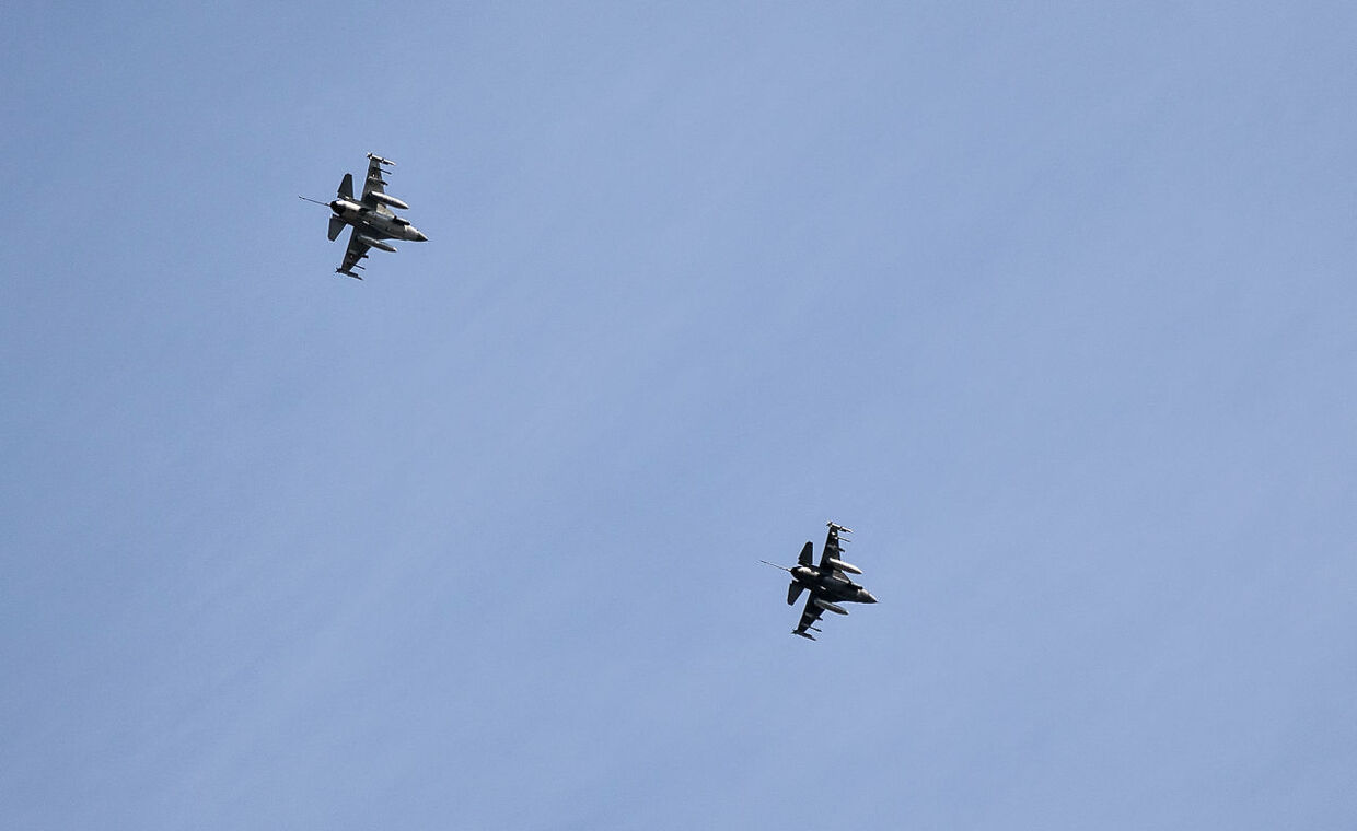 To F-16-fly flyver over Aalborg på Flagdagen, 5. september 2021. I anledning af Flagdag for Danmarks udsendte gennemfører Forsvaret to overflyvninger med henholdsvis F-16 og C-130-fly søndag