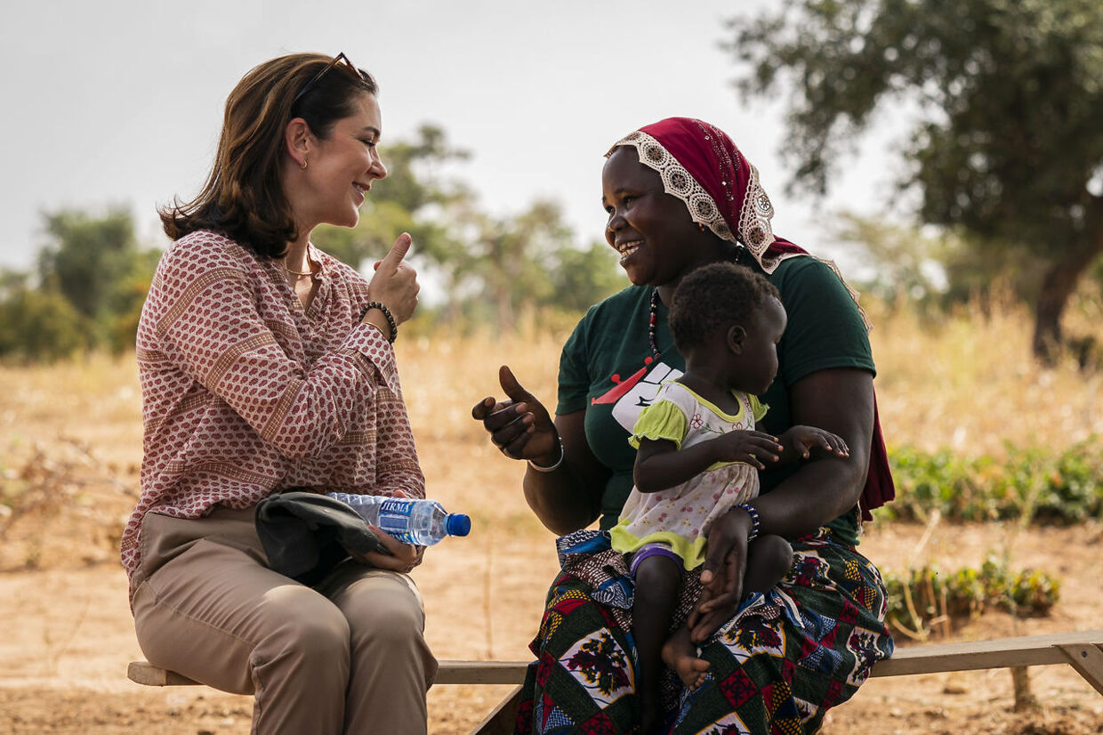 Наследная принцесса Мэри разговаривает с вынужденными переселенцами в деревне недалеко от Кая в Буркина-Фасо в четверг, 28 октября 2021 года.