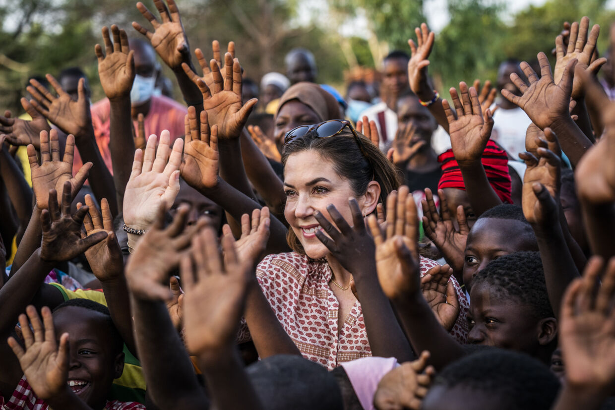 Кронпринцесса Мэри приветствует присутствующих детей во время посещения мобильной поликлиники в Буркина-Фасо.