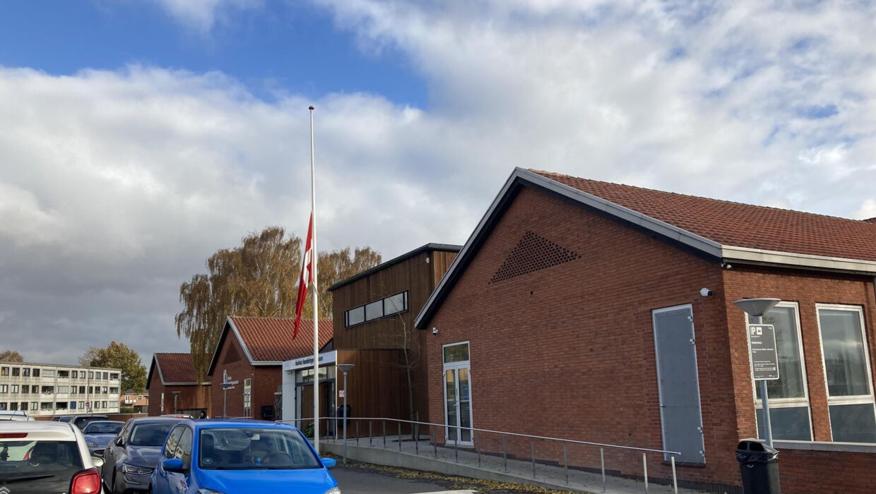 Flaget er på halvt foran Aarhus Handelsgymnasium i Viby.