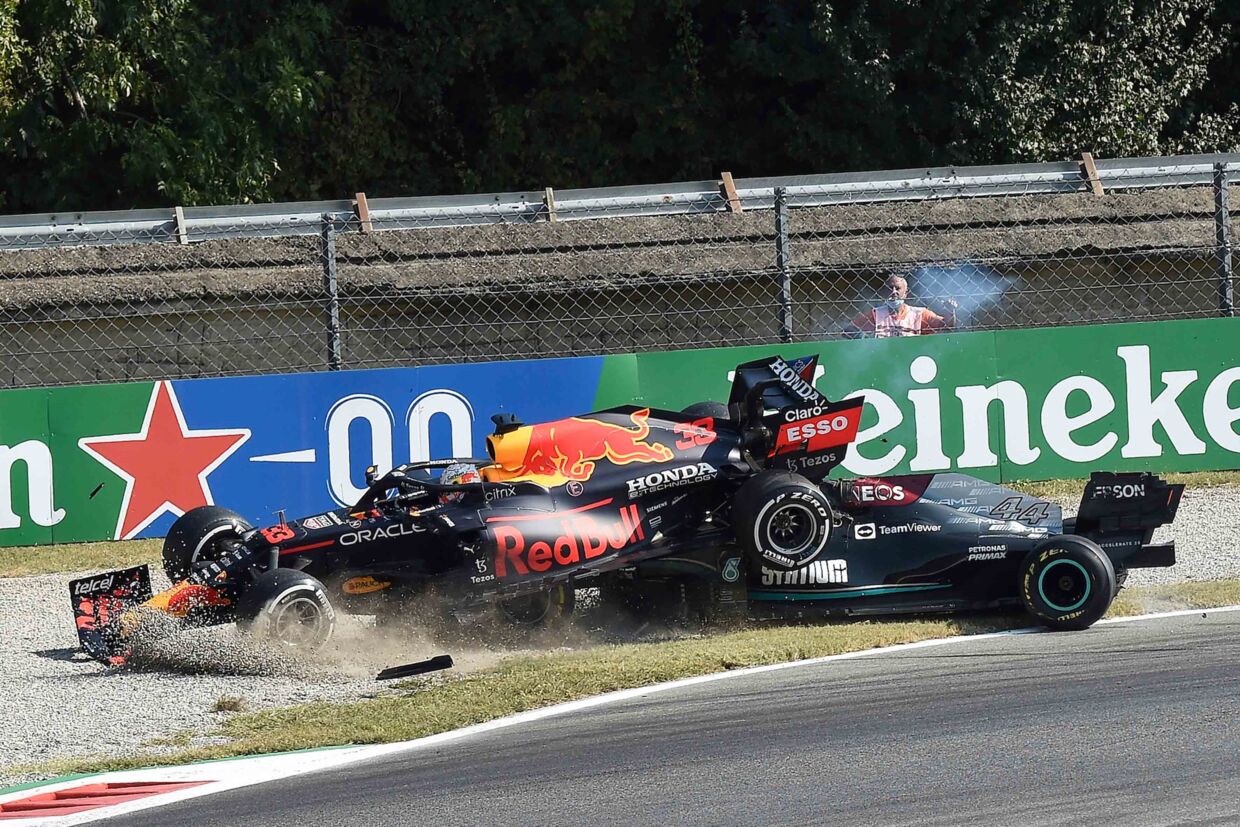 VM-kampen mellem Lewis Hamilton (Mercedes) og Max Verstappen (Red Bull-Honda) har til tider været skræmmende tæt. Her er de ramlet sammen under Italiens Grand Prix i Monza.
