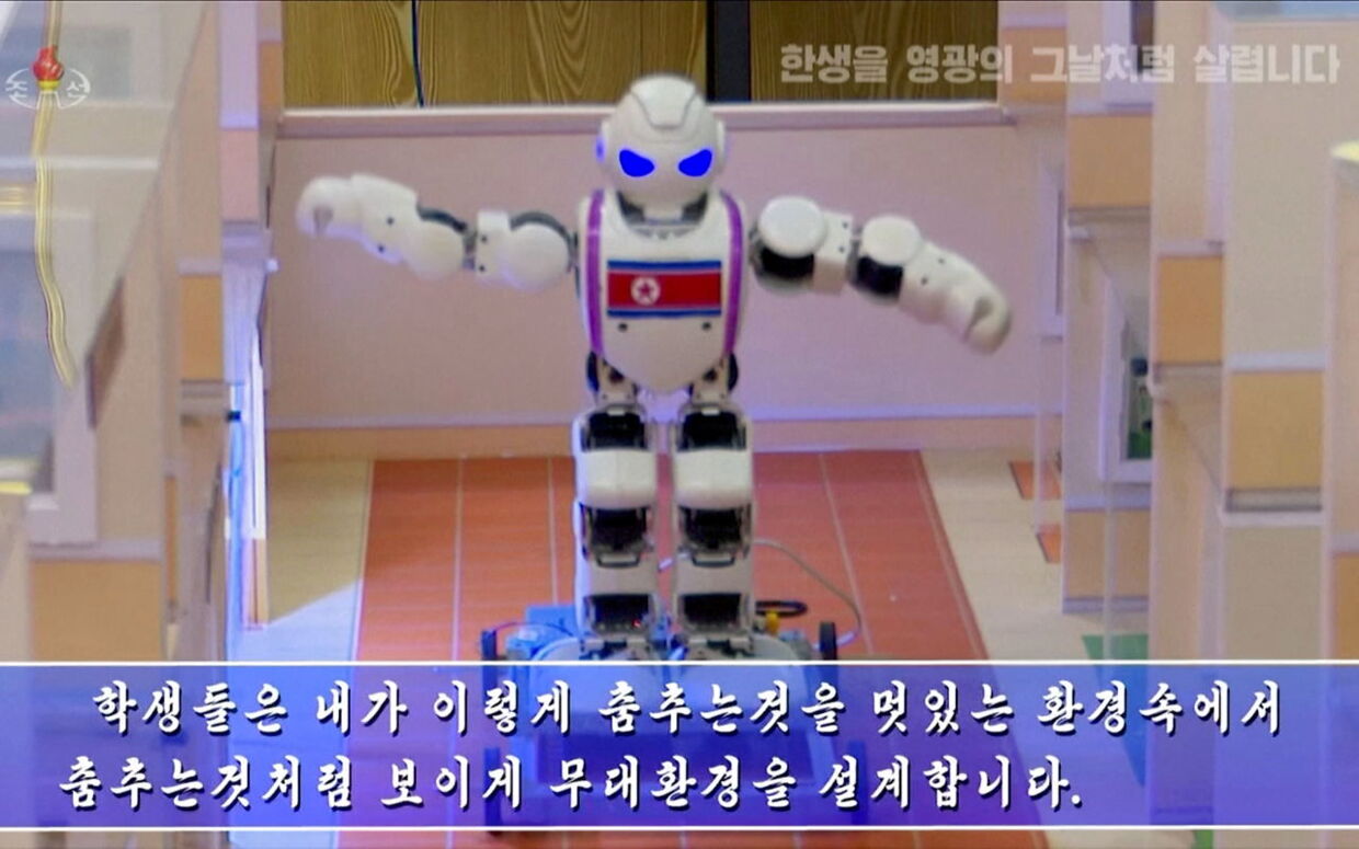 Denne 80 cm høje robot skal lære skolebørnene i Nordkorea engelsk.