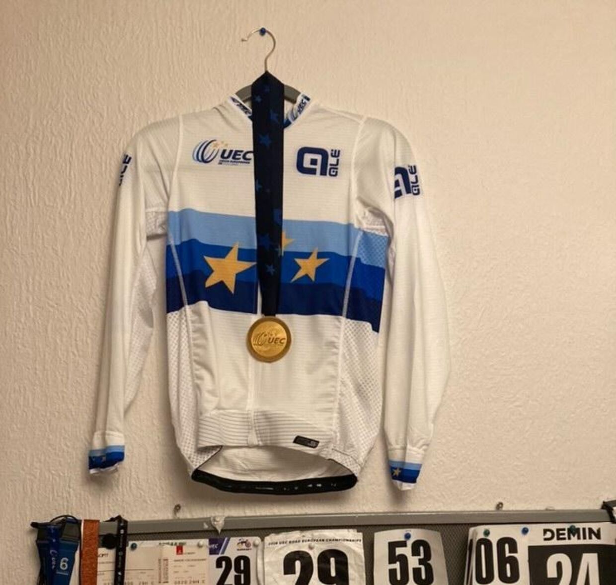 Beviset på succes. EM-trøjen og guldmedaljen har fået plads på Tobias Aagaard Hansens væg.