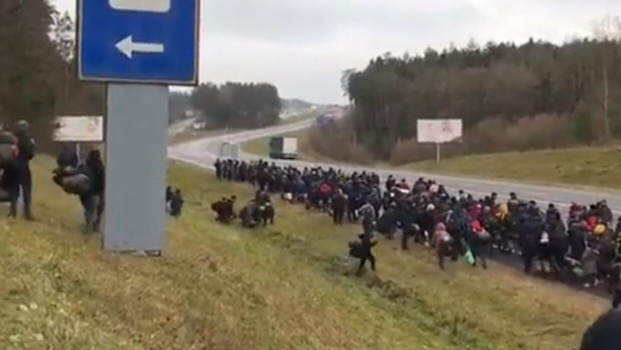 Hundredvis af mellemøstlige migranter på vej til den polske grænse i Hviderusland.