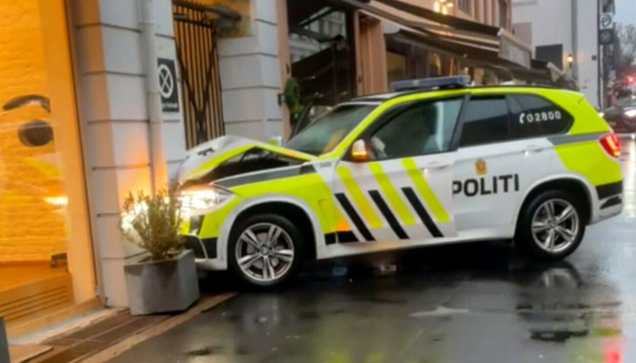 En politibil er kørt galt i forbindelse med en episode, hvor norsk politi har afgivet skud mod en person.