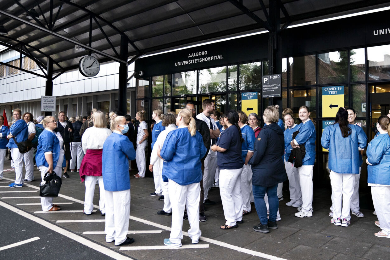 Siden sygeplejestrejken blev afsluttet med et lovindgreb i august, har utilfredse sygeplejersker strejket i punktstrejker på landets sygehus. Her ses de i Aalborg i september. (Arkivfoto) Henning Bagger/Ritzau Scanpix