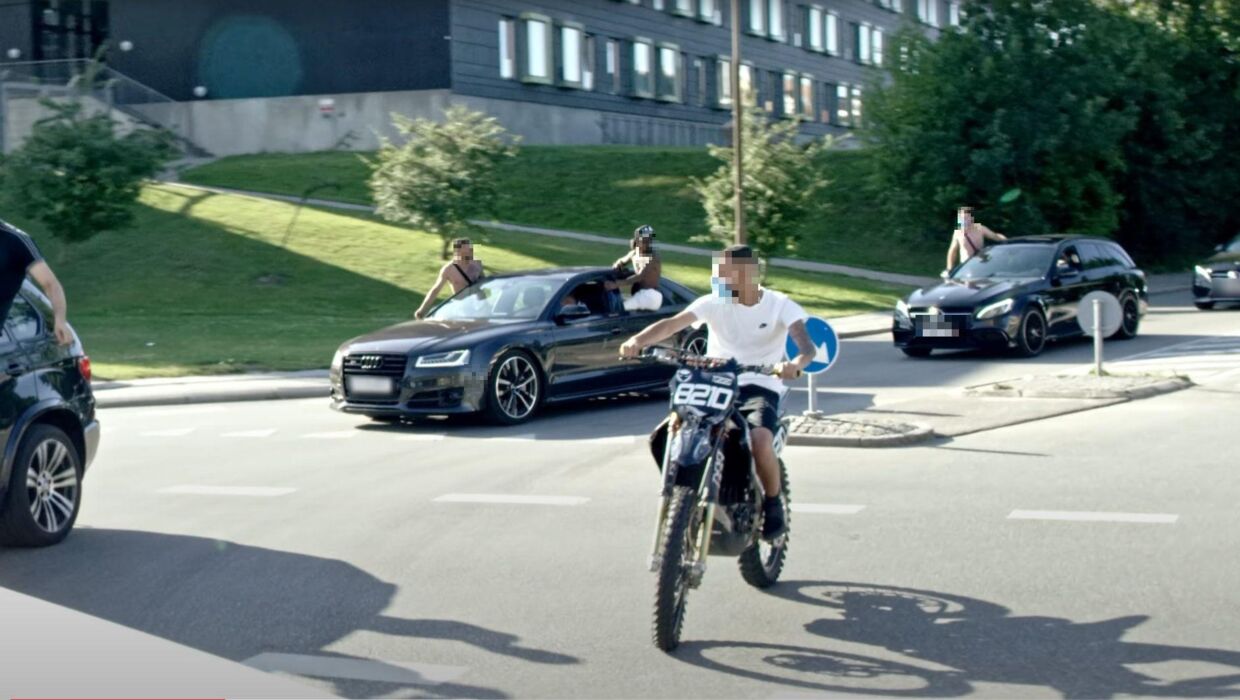 På billedet ses motorcyklen, som Simon Wulff mener er hans. Billedet er taget fra Aarhus-rapperen Baloosh' musikvideo 'Hayati'. 