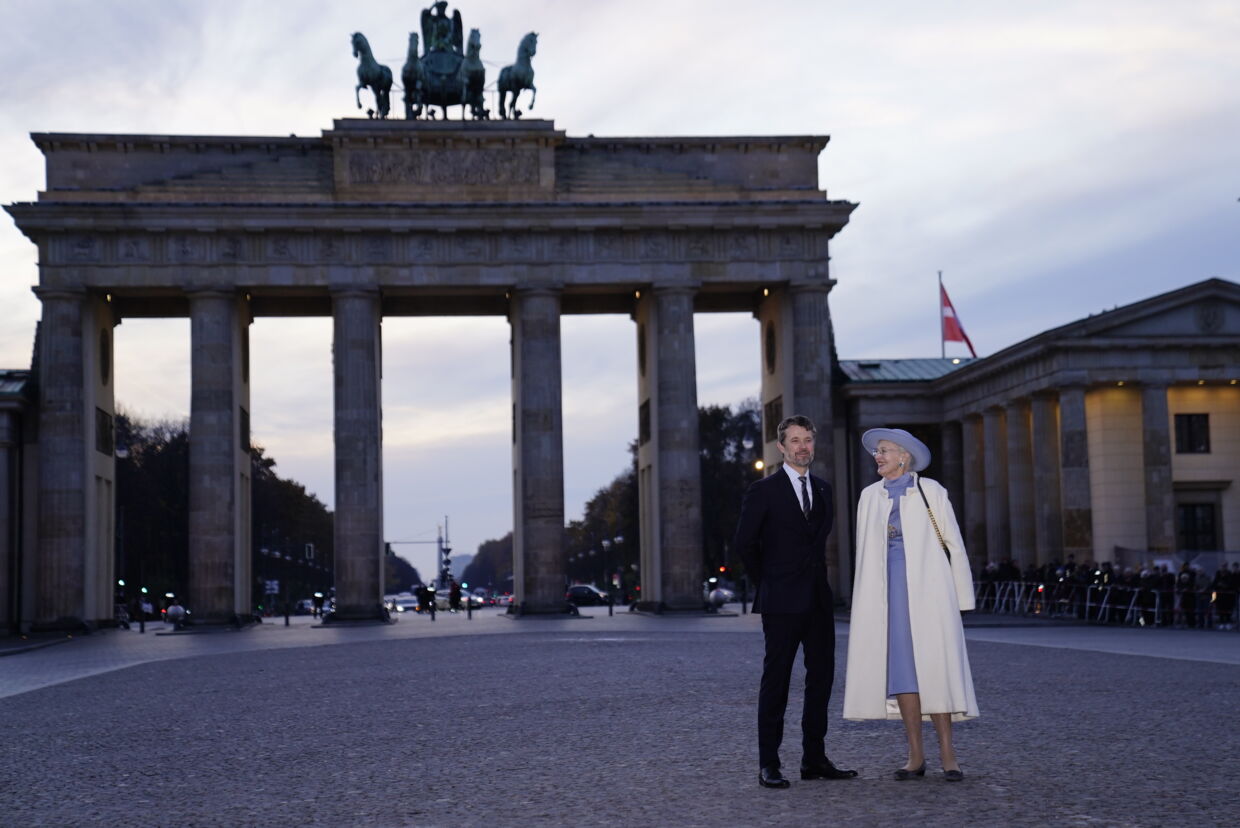 Dronning Margrethe og kronprins Frederik besøger Brandenburger Tor i Berlin onsdag 10. november 2021.