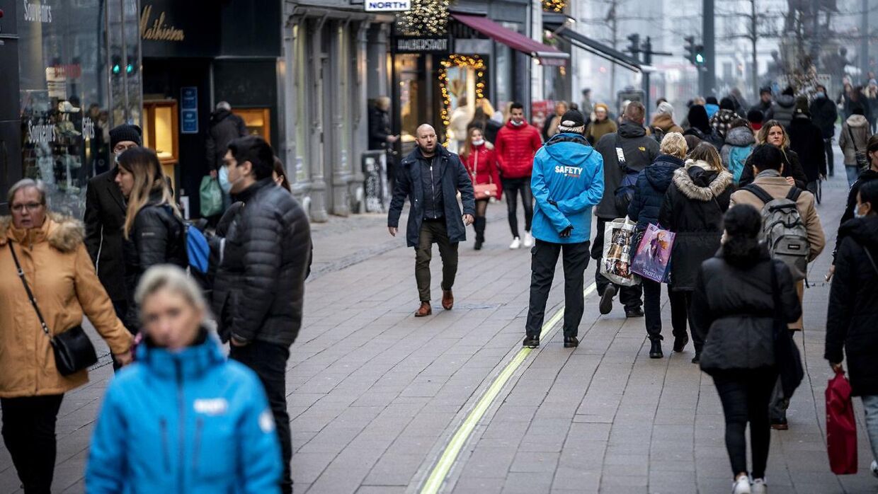 Ved Black Friday i 2020 prydede de blå 'safety'-jakker Strøget i København, så folk kunne handle på coronasikker vis.