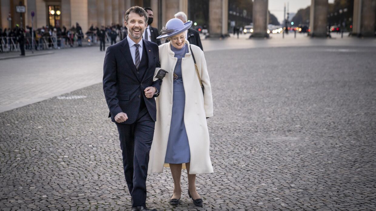 Dronning Margrethe og kronprins Frederik var i meget godt humør, da de sammen gik gennem Brandenburger Tor i Berlin onsdag eftermiddag.
