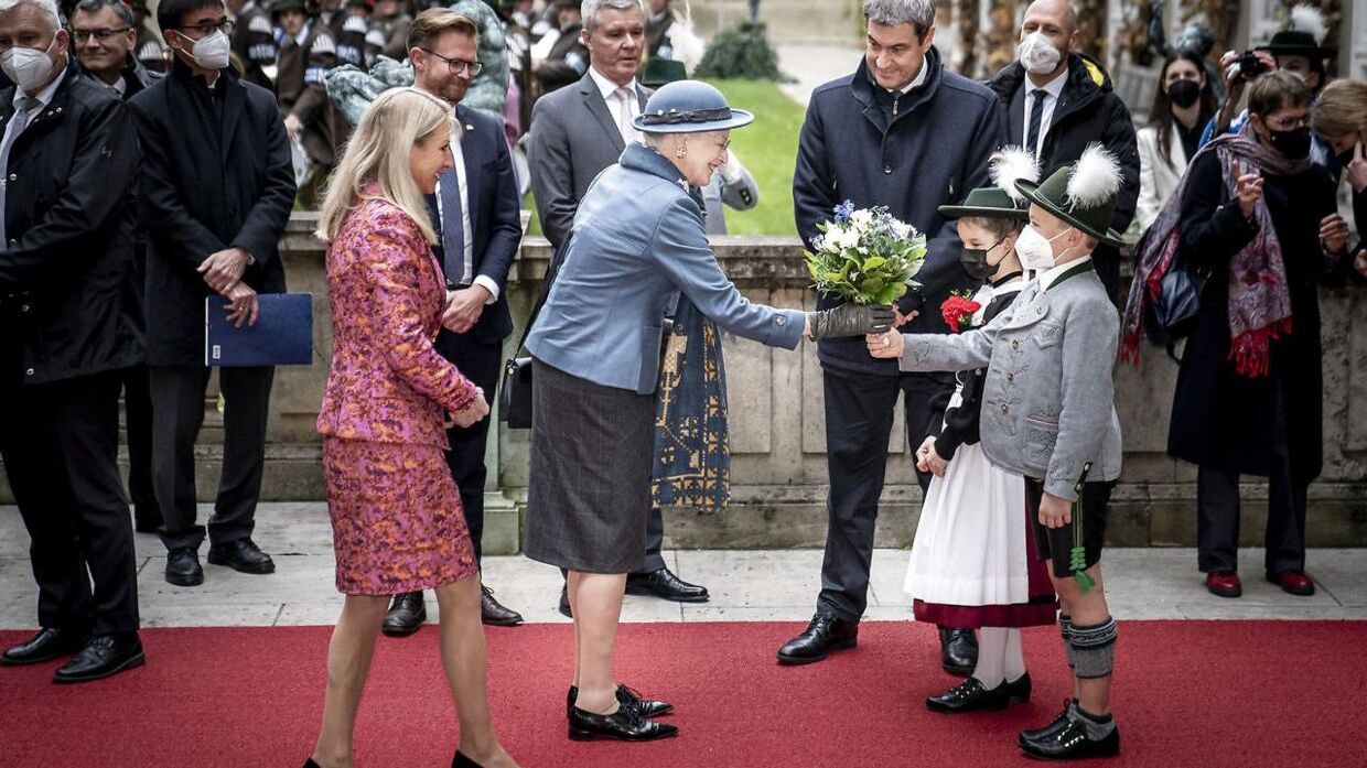 Dronning Margrethe modtages officielt af ministerpræsident i Bayern Markus Söder på pladsen foran Residenz München.
