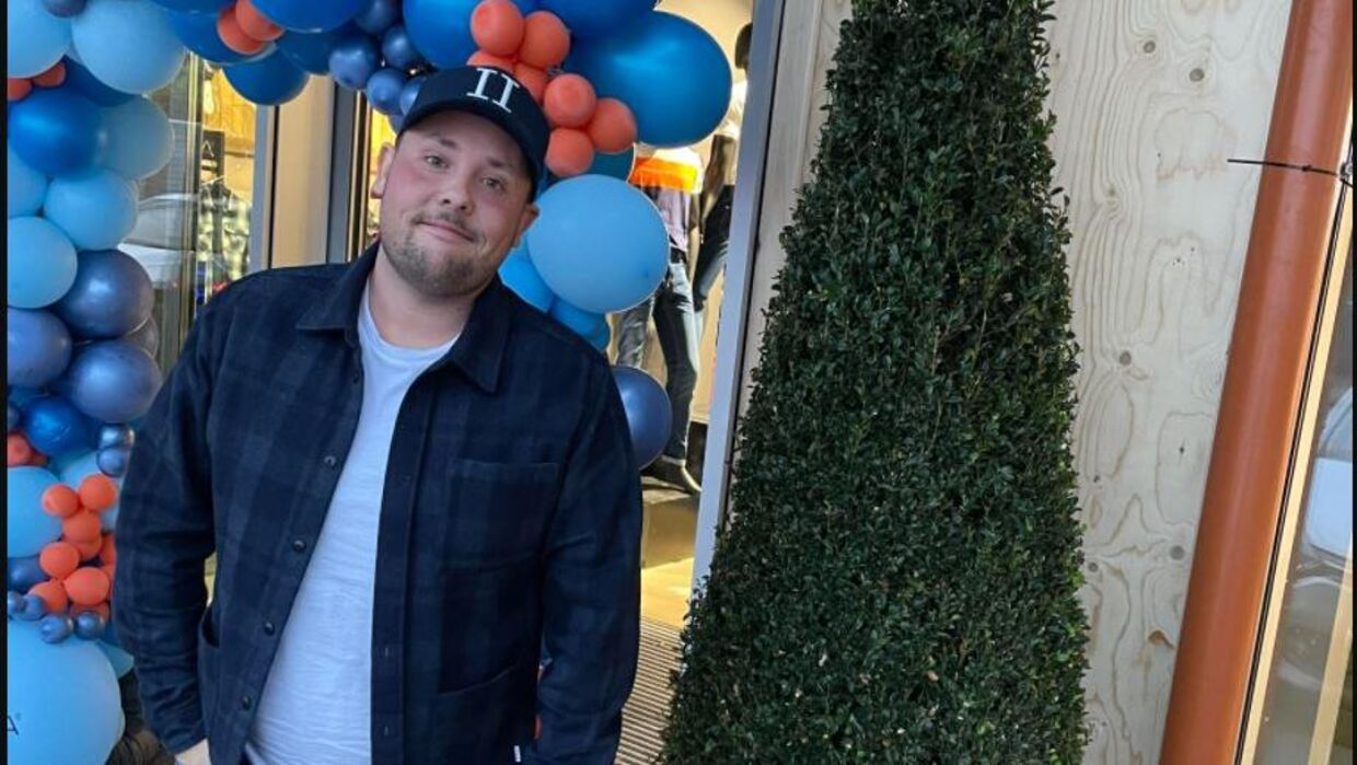 28-årige Mads Thorhauge fik sig en ubuden gæst, da han fejrede femårs fødselsdag i sin butik i Støvring. Foto: Privat