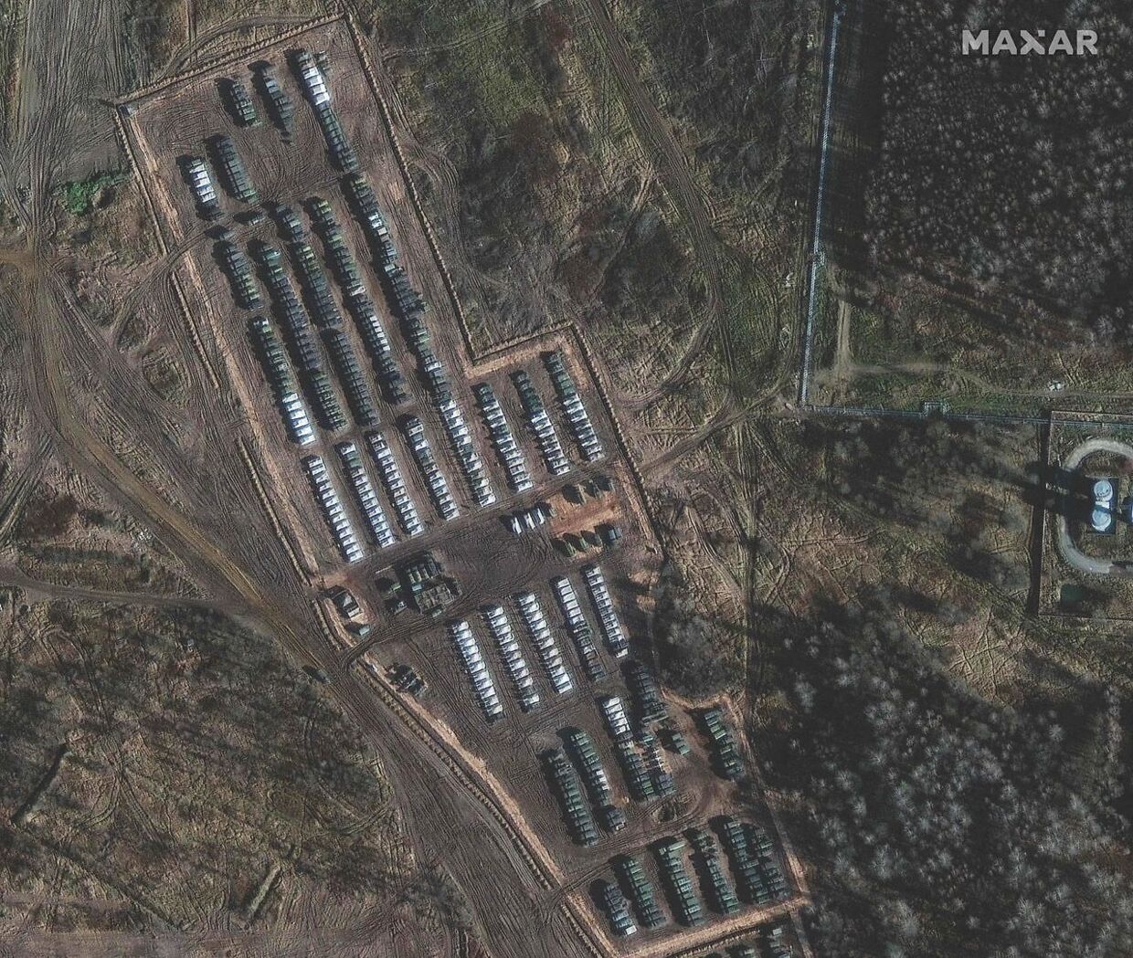 Satellitbillede viser russiske tropper i hobetal tæt ved den ukraiske grænse. Flere EU-ledere er bekymrede for, om krisen kan udvikle sig yderligere.