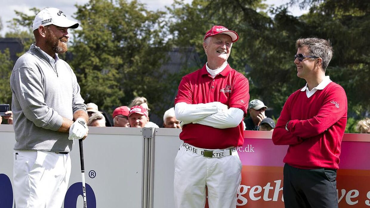 Danske milliardærer kan deles op i tre grupper. Den ene gruppe ynder at købe godser og golfbaner. Her ses den afdøde dynekonge Lars Larsen på en af sine golfbaner med kronprins Frederik og Thomas Bjørn som gæster. 