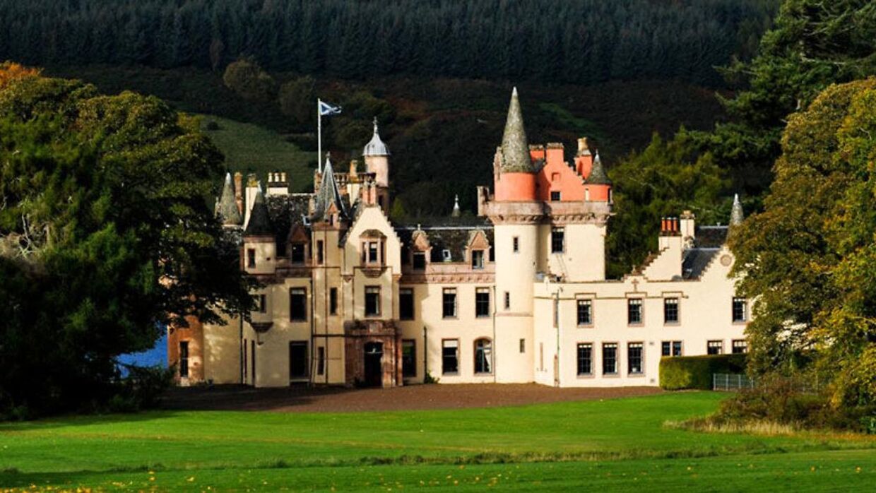 Aldourie Castle i Skotland er en af de mange besiddelser, som den aarhusianske rigmand ejer i højlandet.